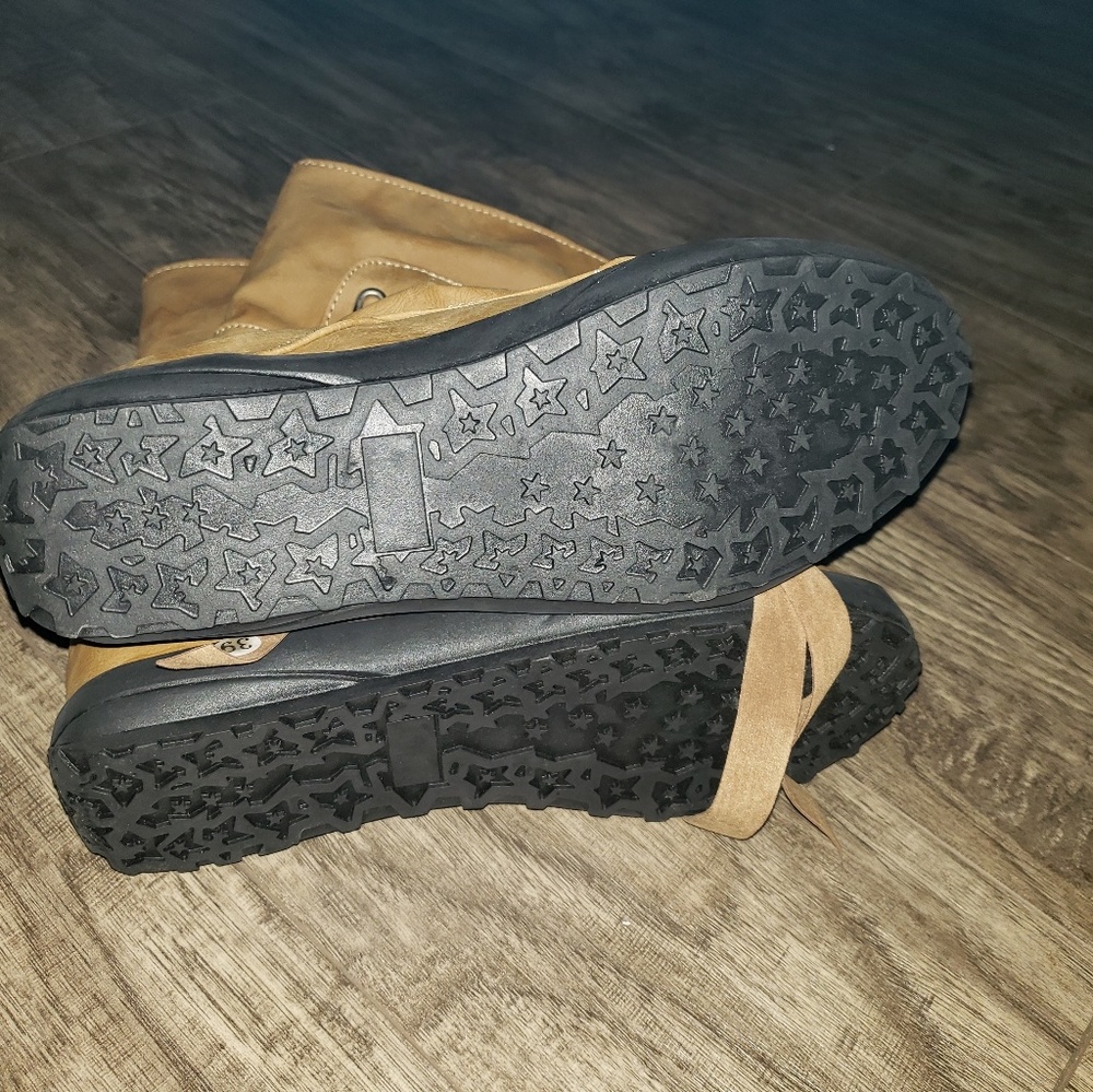 Boots - Picture 4 of 8